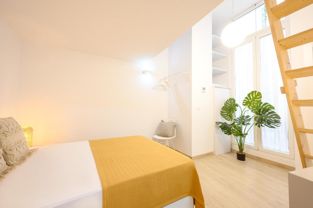 Modern 3 Bedroom, Center With Patio & High Ceilings By 10tosea *