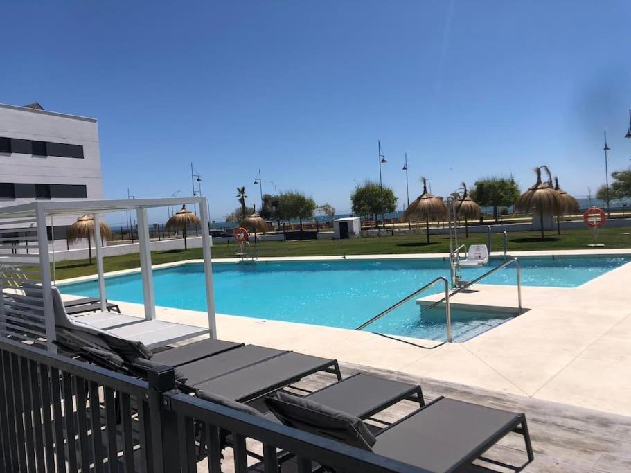 Bajo Con Jardin En Primera Linea De Playa * Málaga