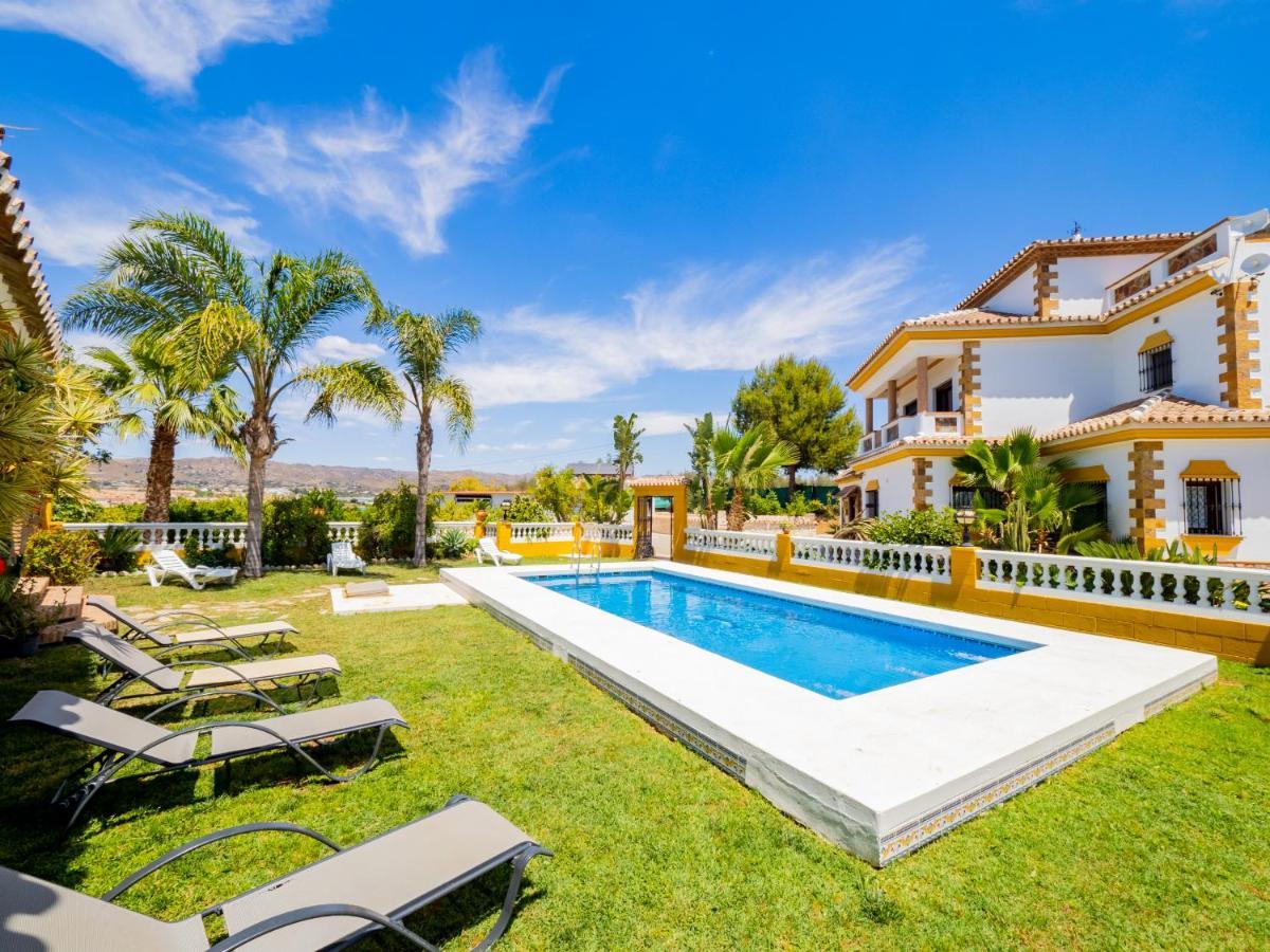 Villa Cubo's Fina & Minigolf Included Malaga
