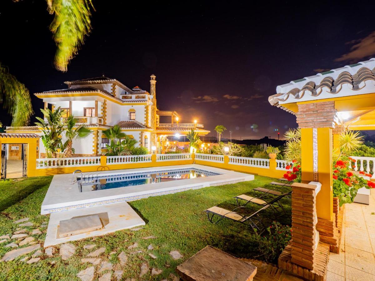 Cubo's Fina & Minigolf Included * Malaga