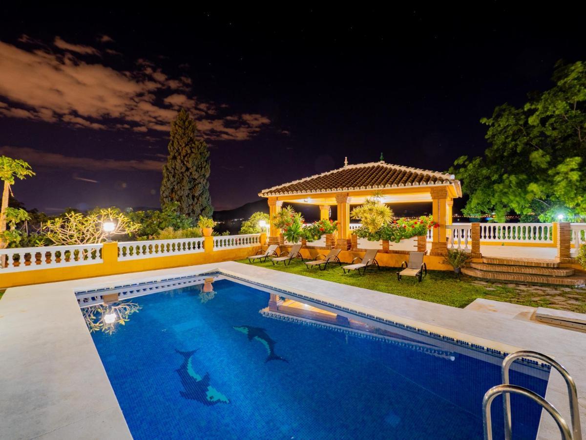 Villa Cubo's Fina & Minigolf Included Malaga
