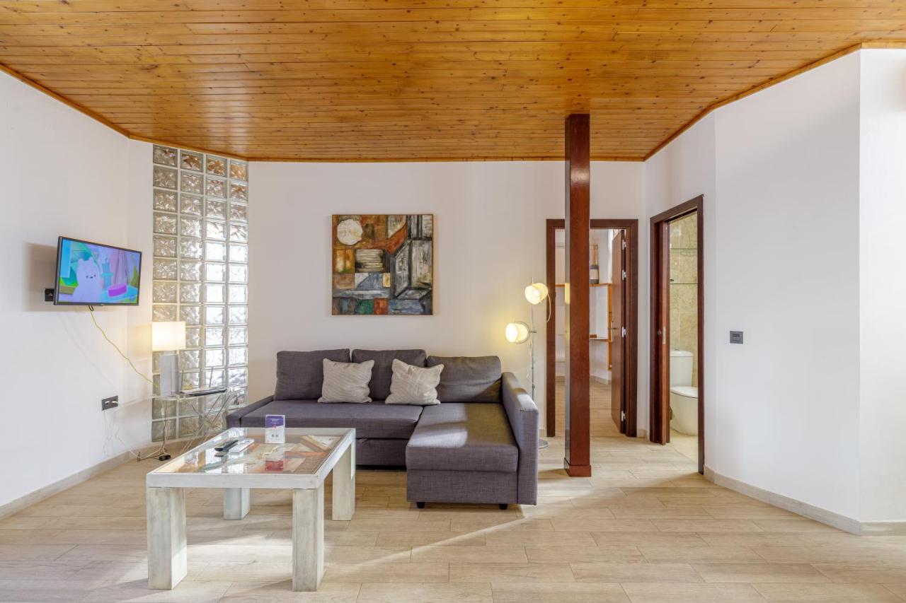 Autor By Caleta Homes *