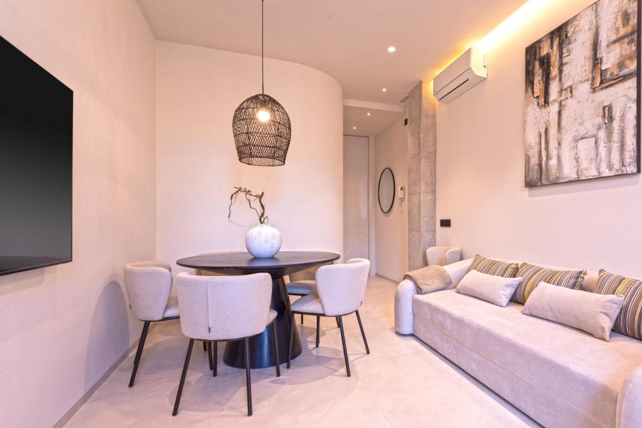 Magnificent Renovated 2bd 2bth Duplex With Backyard - Centre Apartment *