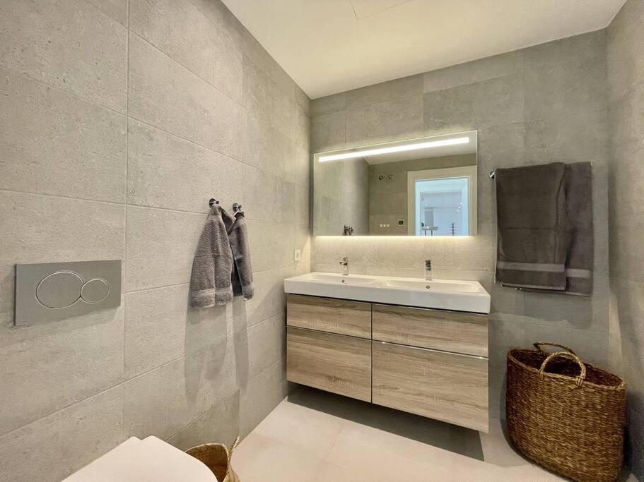 Santa Barbara Heights - Heated Pool, Gym, Bbq. Apartamento