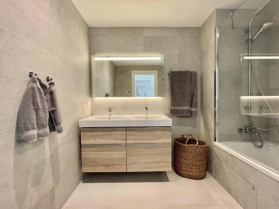 Santa Barbara Heights - Heated Pool, Gym, Bbq. Apartamento