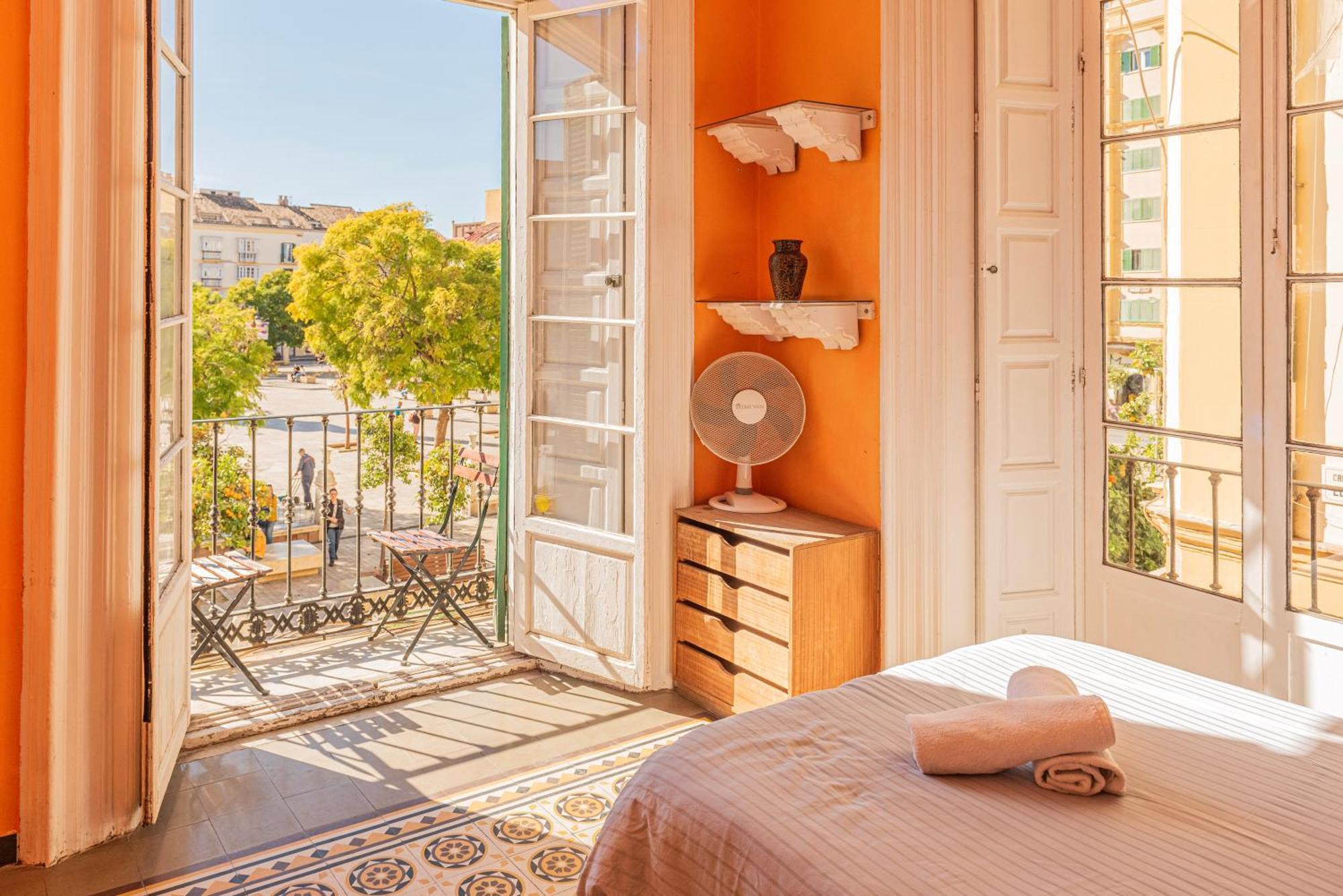 Séjour chez l'habitant Private In Historic Building On The Square