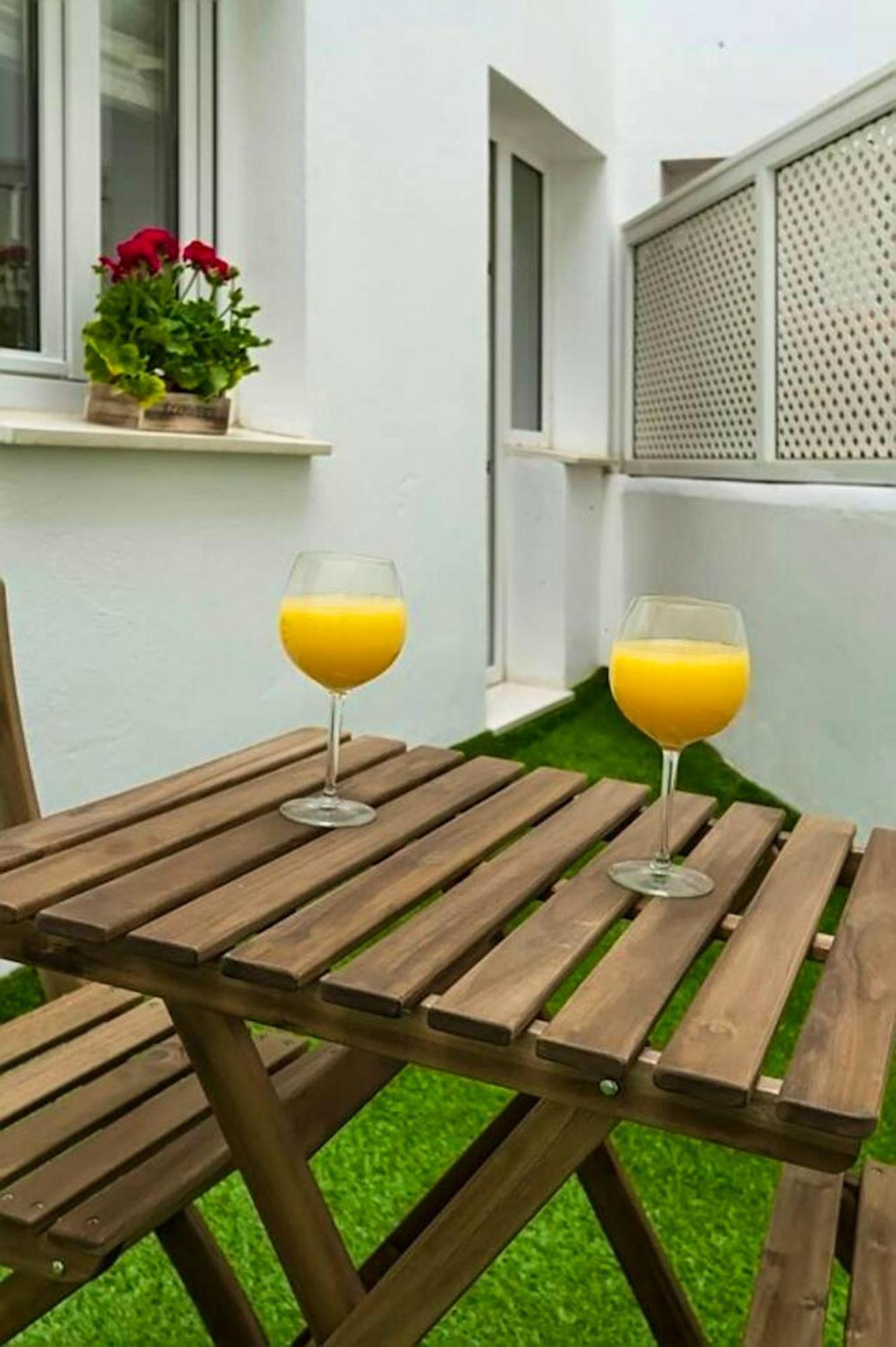 Charming In With Private Terrace 65 M² Air Conditioned *