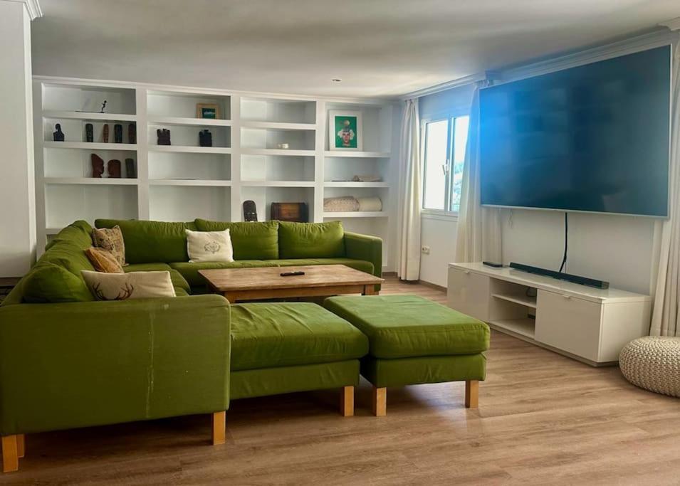Villa Privada Con Piscina En *