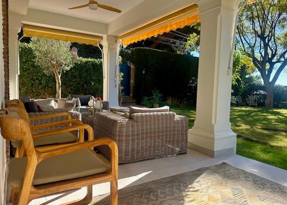Villa Privada Con Piscina En *