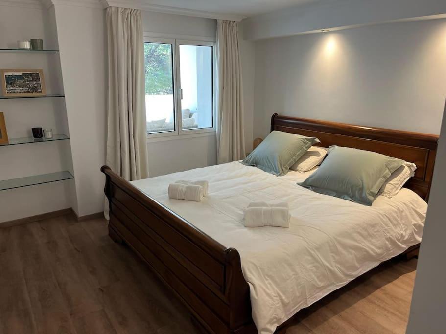 Villa Privada Con Piscina En *