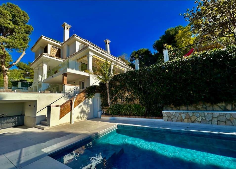 Privada Con Piscina En Villa