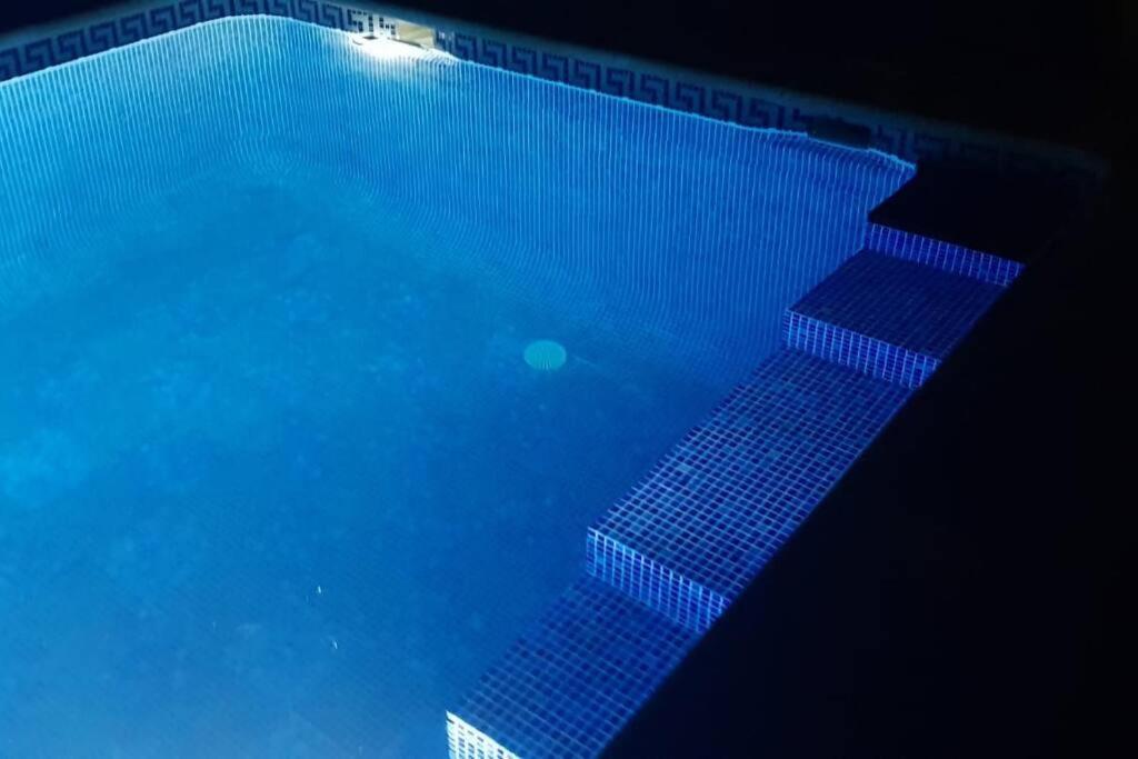 Torre Mit Pool Und Bergpanorama