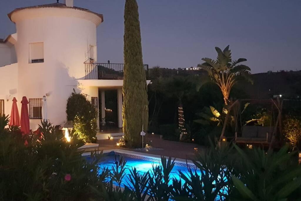 Torre Mit Pool Und Bergpanorama Málaga
