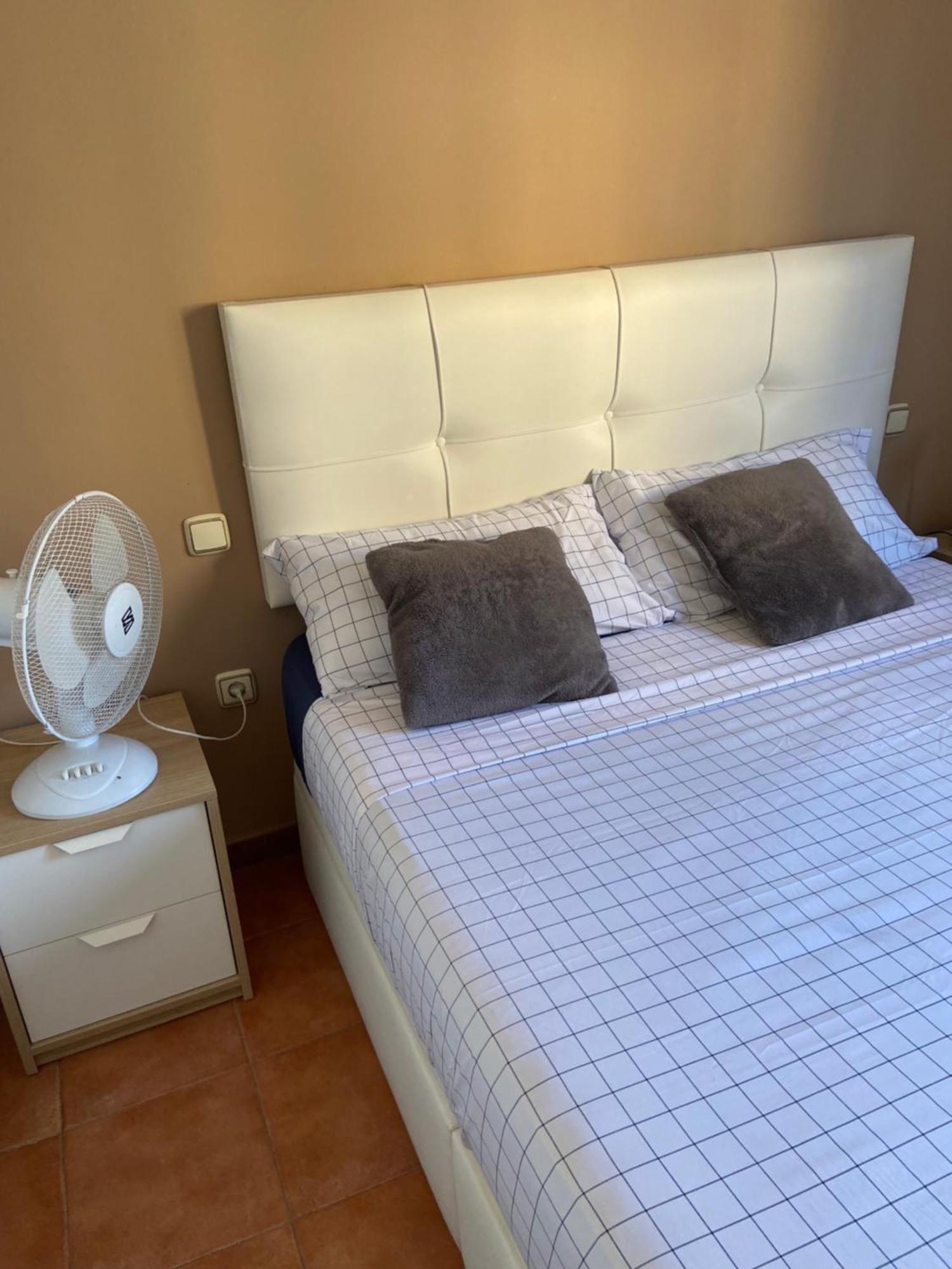 Con Cama Matrimonial En Rum i privatbostad *