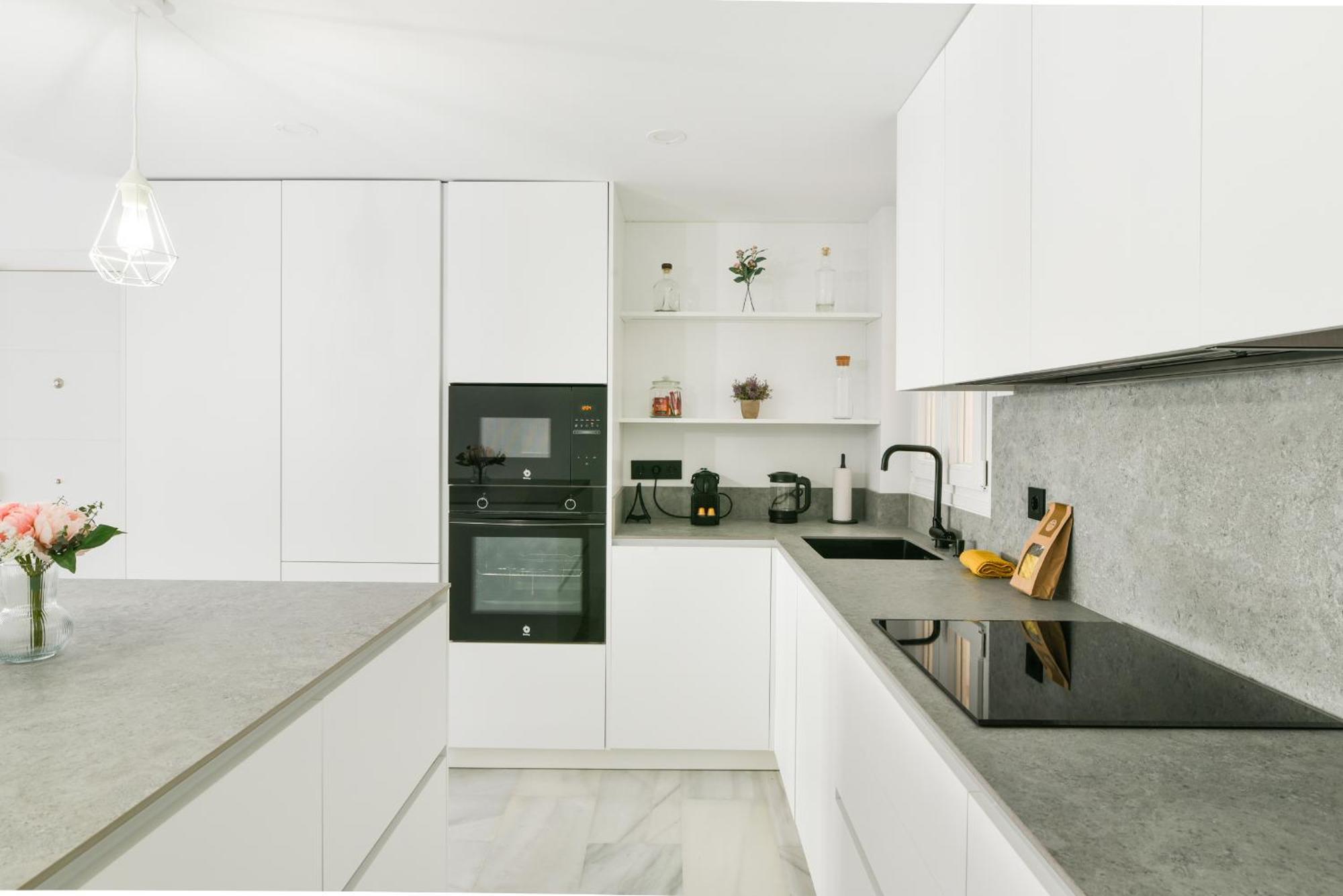 Magnificent- 2bd 2bth- Center Appartement *
