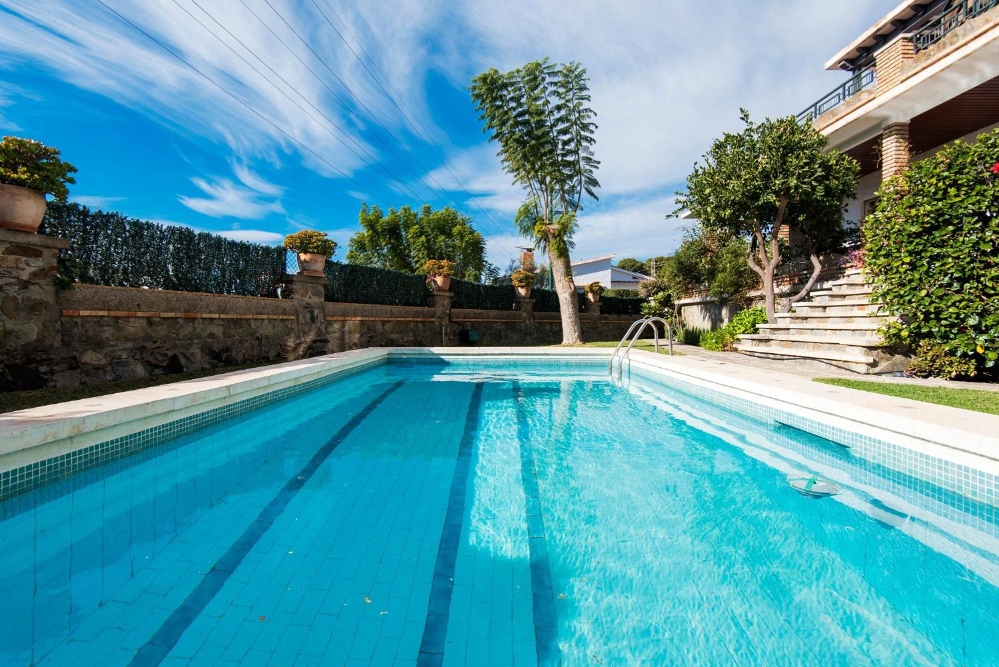Queen Of The Ocean Villa: Stately Style House With Pool Feriehus *