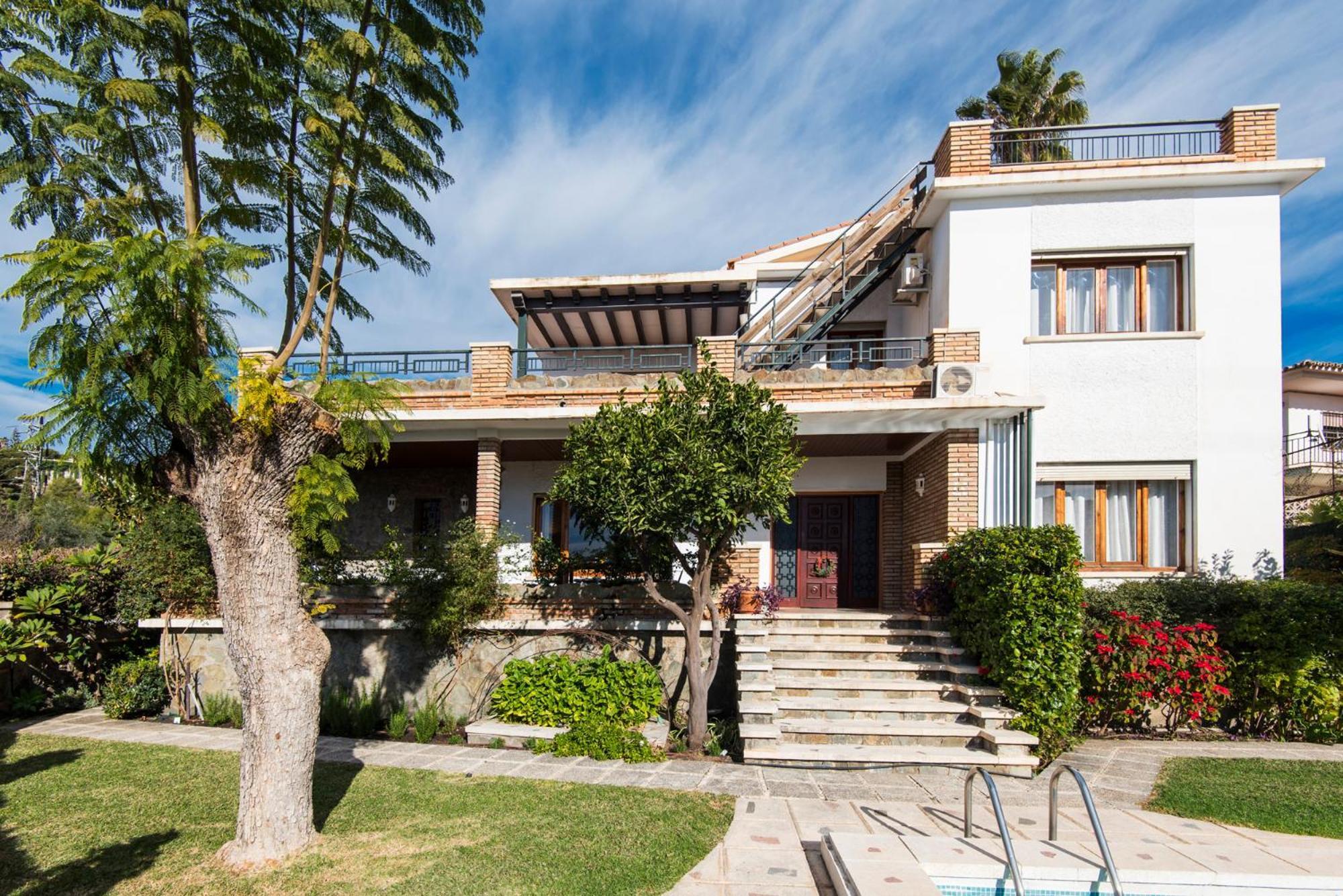Queen Of The Ocean Villa: Stately Style House With Pool Feriehus *