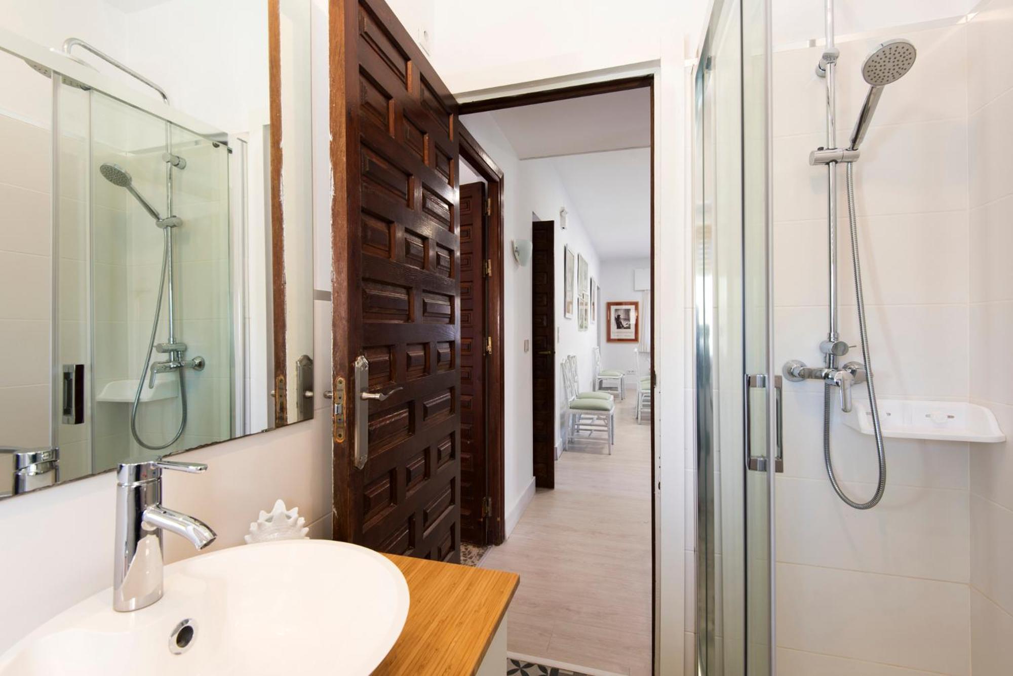 Queen Of The Ocean Villa: Stately Style House With Pool Feriehus *