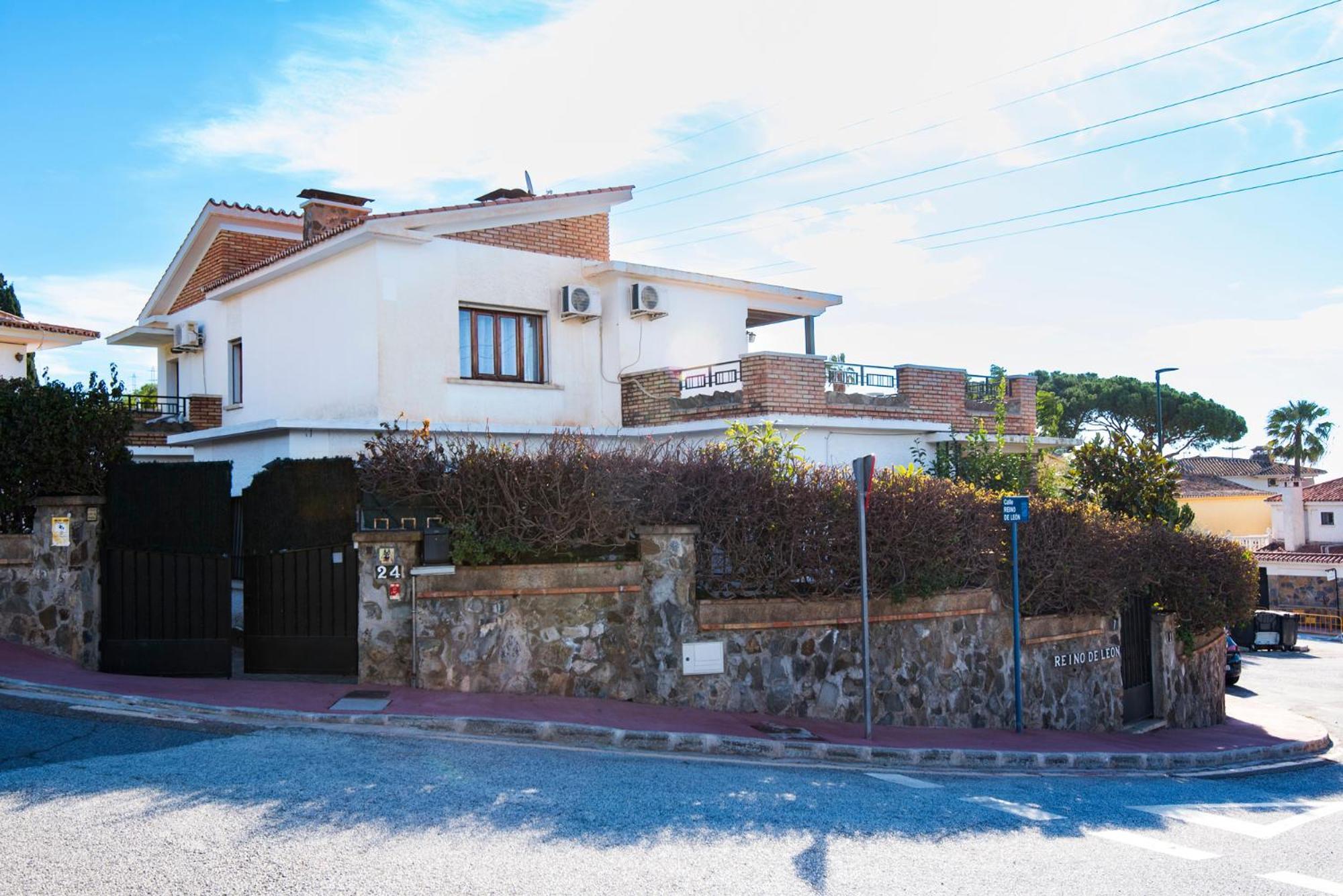 Queen Of The Ocean Villa: Stately Style House With Pool Feriehus *