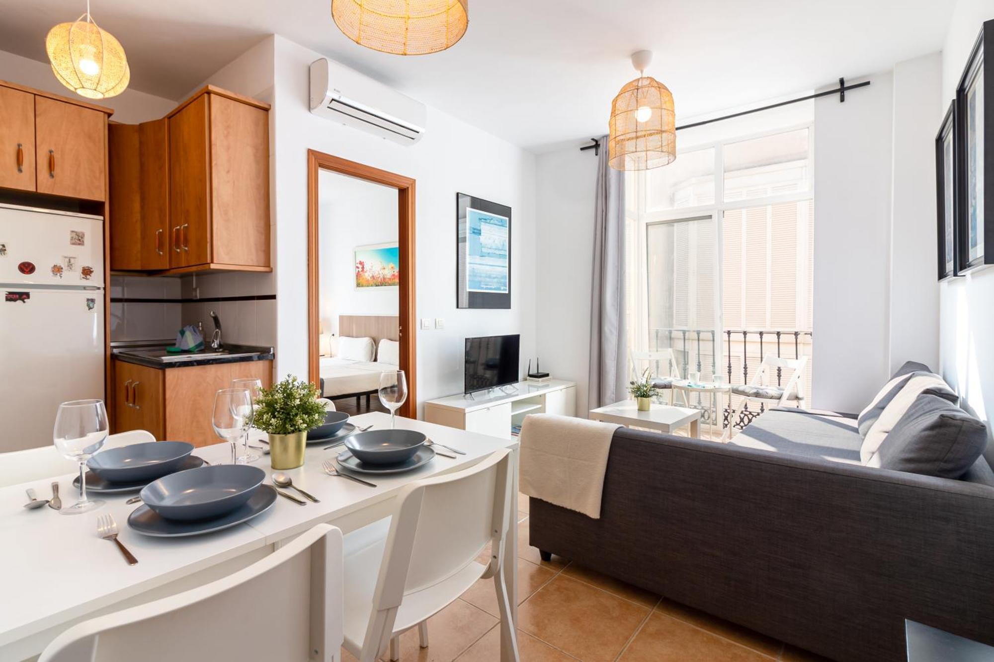Apartment Center Flat. Center Train Station *