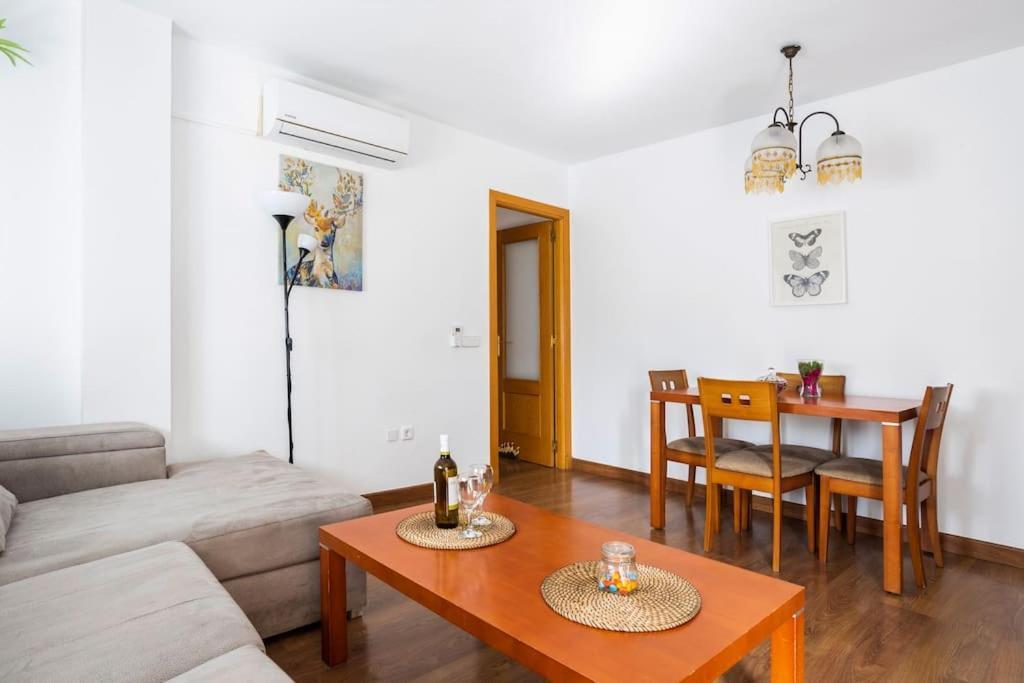 Junto Estación Tren Y La Playa, Garaje Incluido Apartamento Málaga
