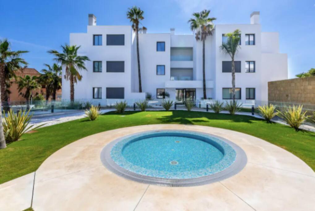 Apartamento Santa Barbara Heights - Heated Pool, Gym, Bbq. *