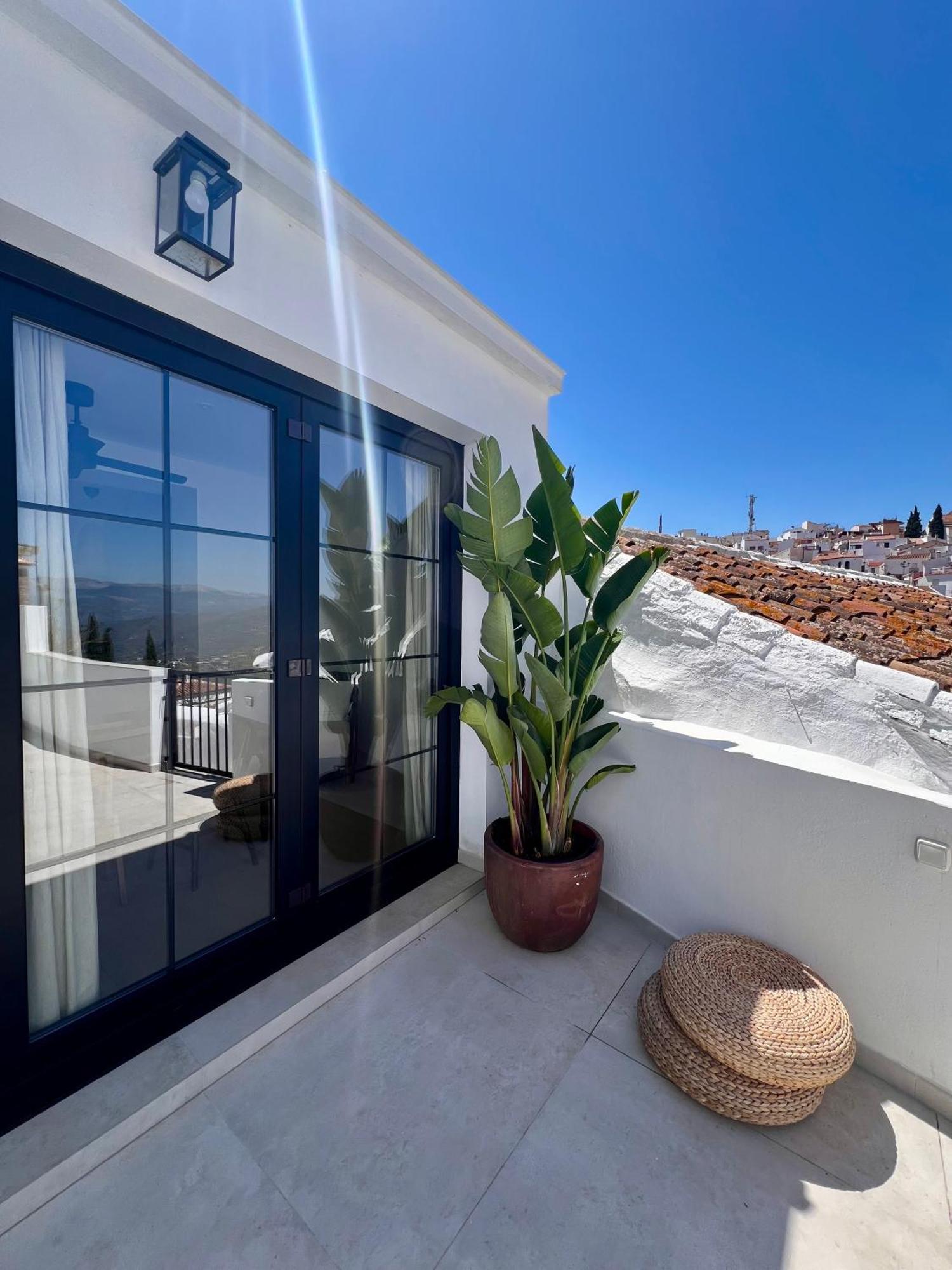 Vakantiehuis Renovated Cinema Town House In Comares