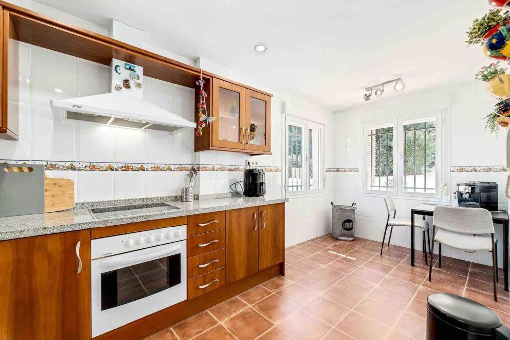4 Bed Detached Close To Golf & With Shared Pool.