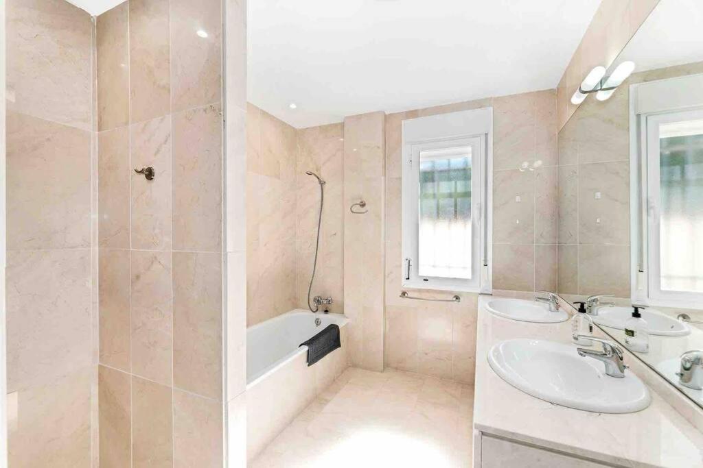 4 Bed Detached Close To Golf & With Shared Pool. Villa Málaga