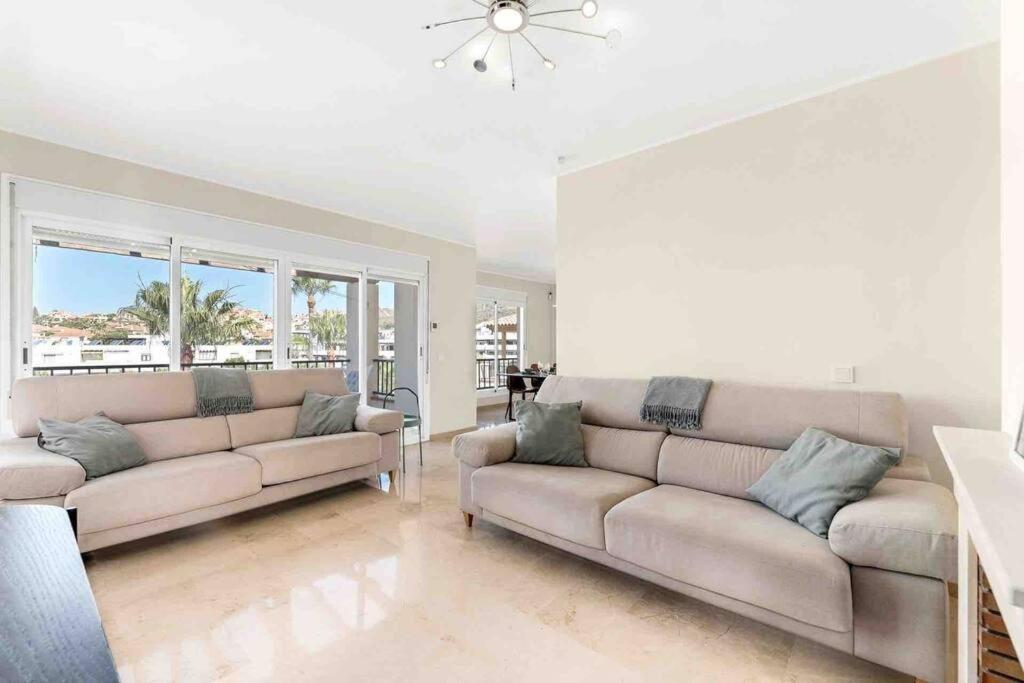 Villa 4 Bed Detached Close To Golf & With Shared Pool. Málaga