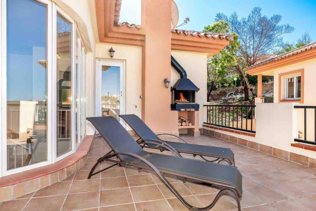 4 Bed Detached Close To Golf & With Shared Pool. *