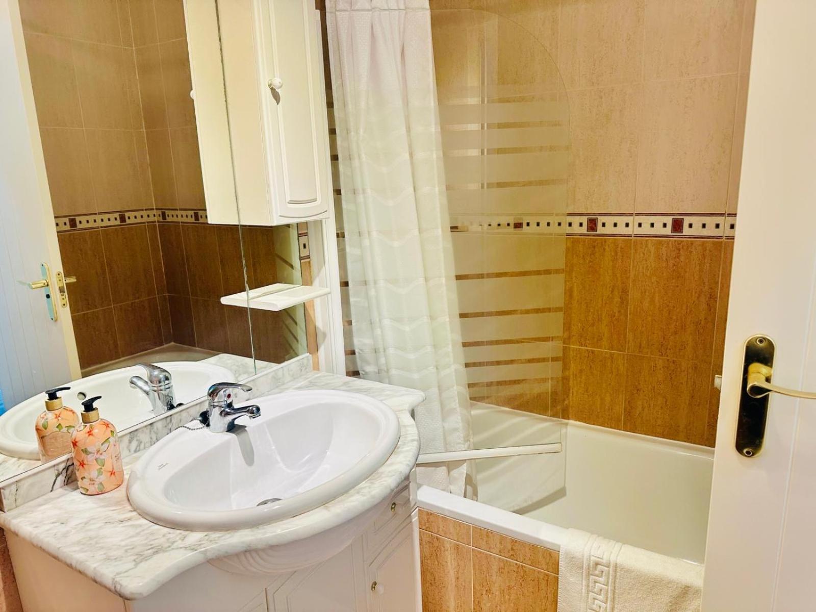 Apartamento Lovely Apartment, Grancalahonda By Holidays2rent *