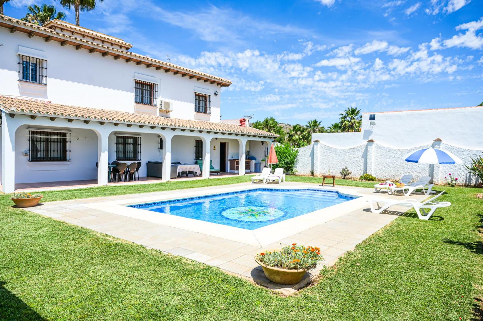 Amplia Con Precioso Jardin Cerca De Capital. Casa vacanze Málaga