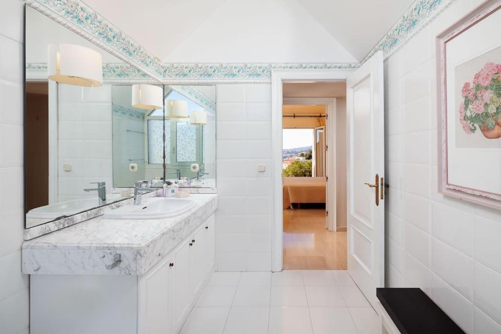 Luxury With Sea Views & Terrace By Rems Apartamento