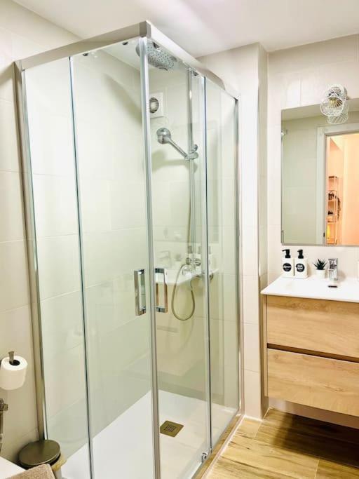 Leilighet New Spacious And Cozy - *
