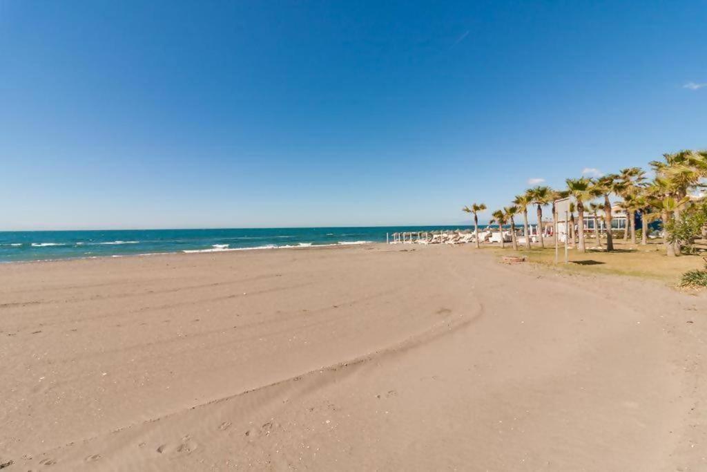 Piscina Y Playa En Laguna Torrox Apartamento