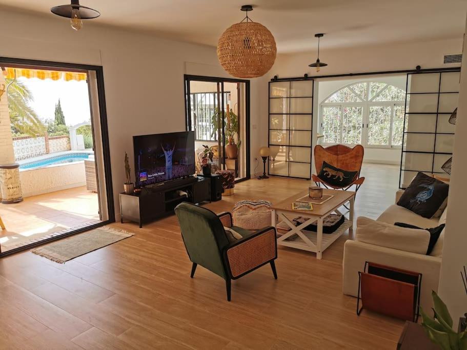 Lina - Andalusian 3-bedroom With Pool & Ocean View Málaga