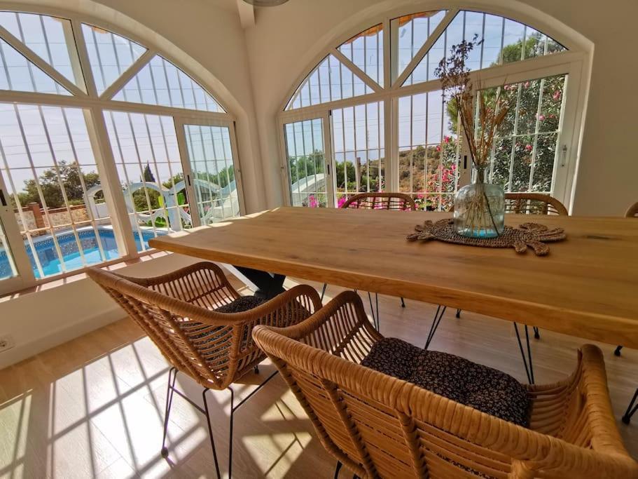 Villa Lina - Andalusian 3-bedroom With Pool & Ocean View