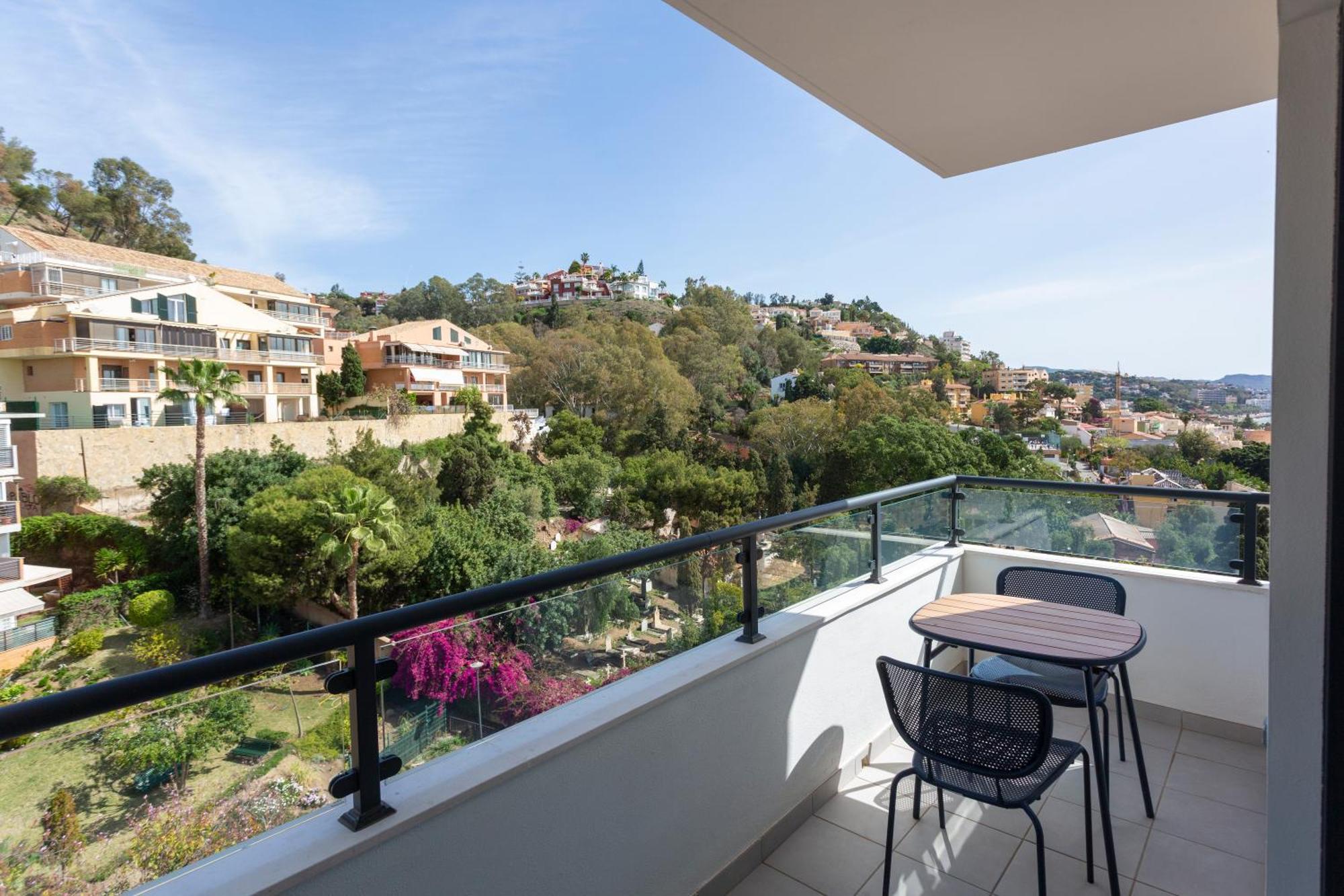 Atico En Paseo De Reding By Rent Me Apartamento *