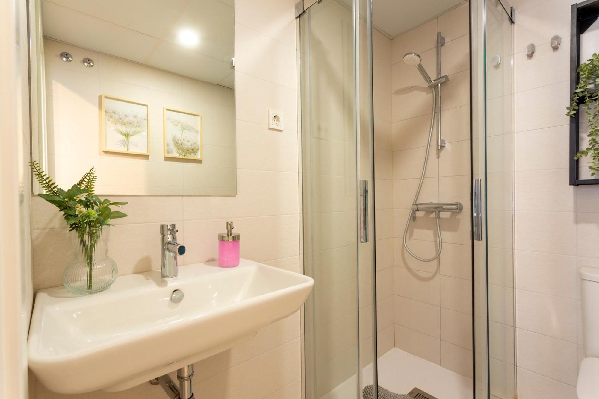 Atico En Paseo De Reding By Rent Me Apartamento
