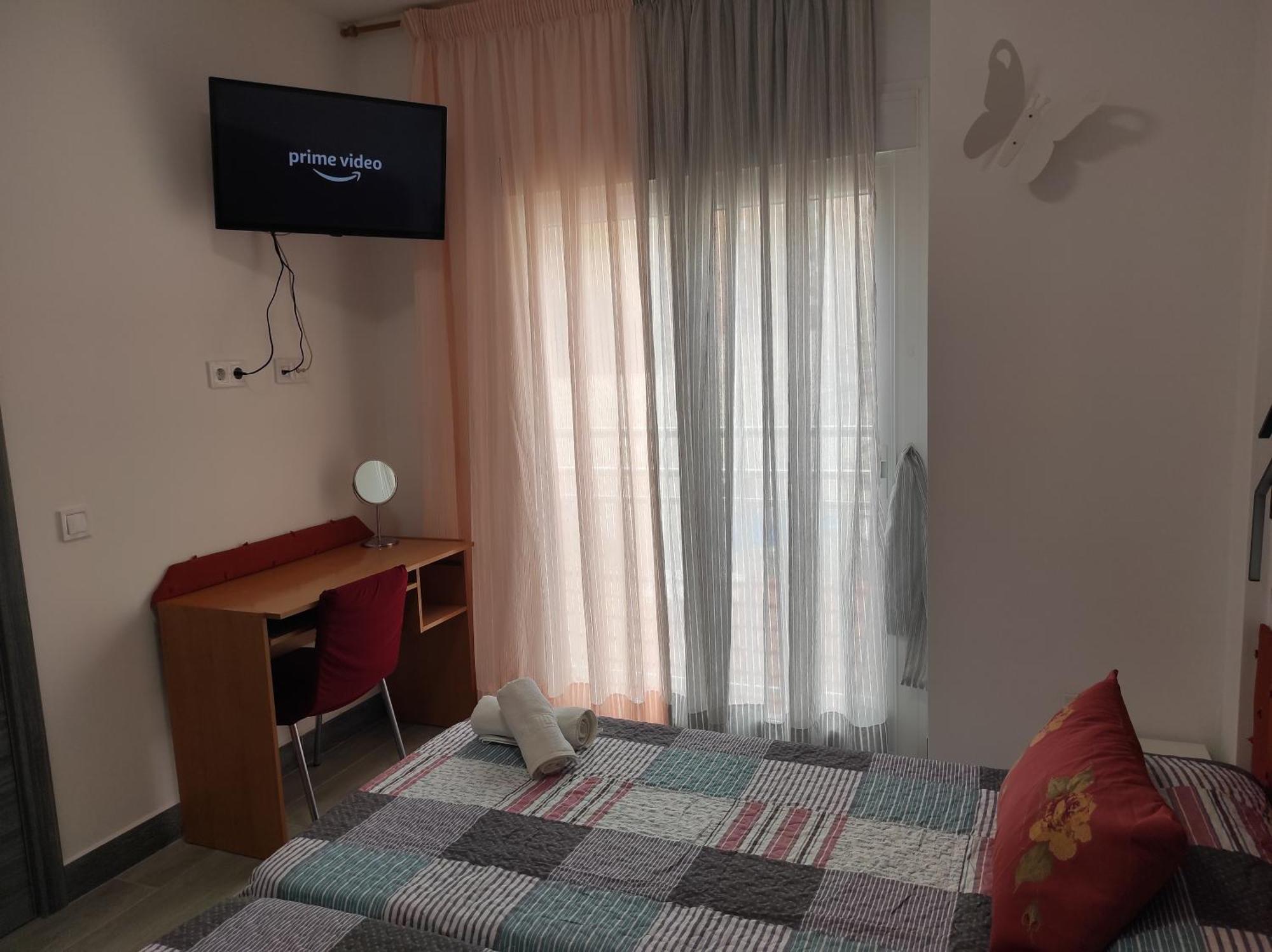 Con Terraza Y Muy Cerca De La Playa,centro Y Estacion De Tren Casa de Férias Málaga