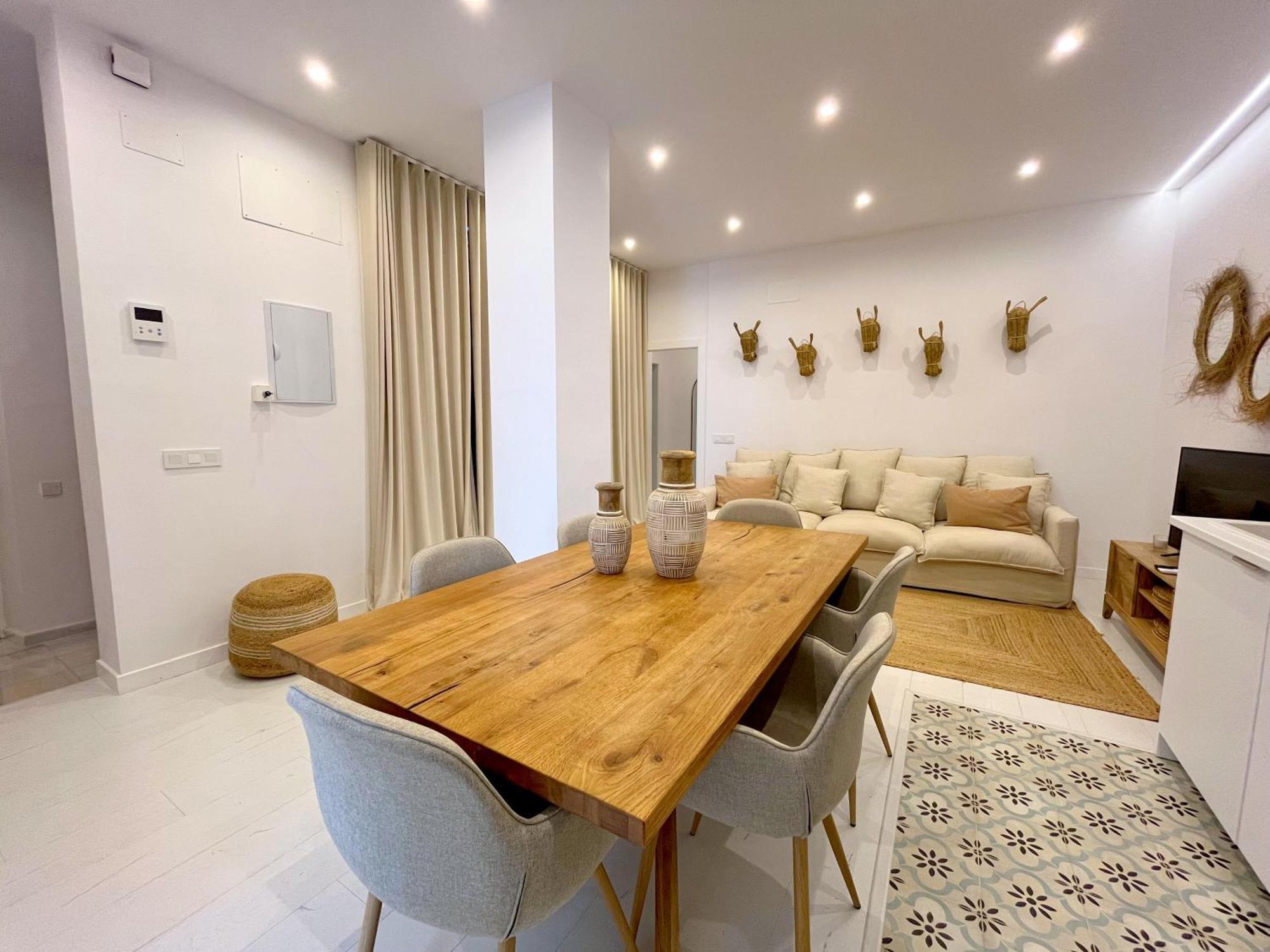 Piso Con Patio, 3 Habitaciones, En La Goleta * Málaga