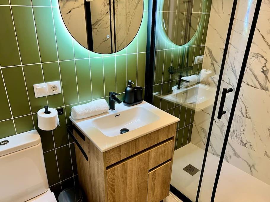 Apartamento With Private Rooftop By Easytrip Málaga