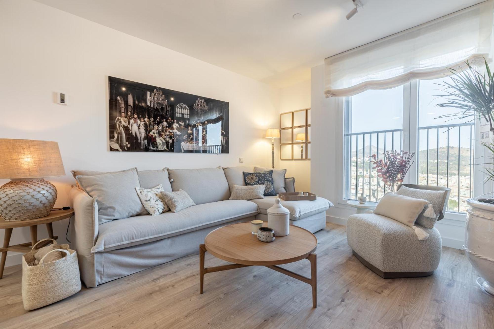Skyline 8 Pool & Parking Free * Malaga
