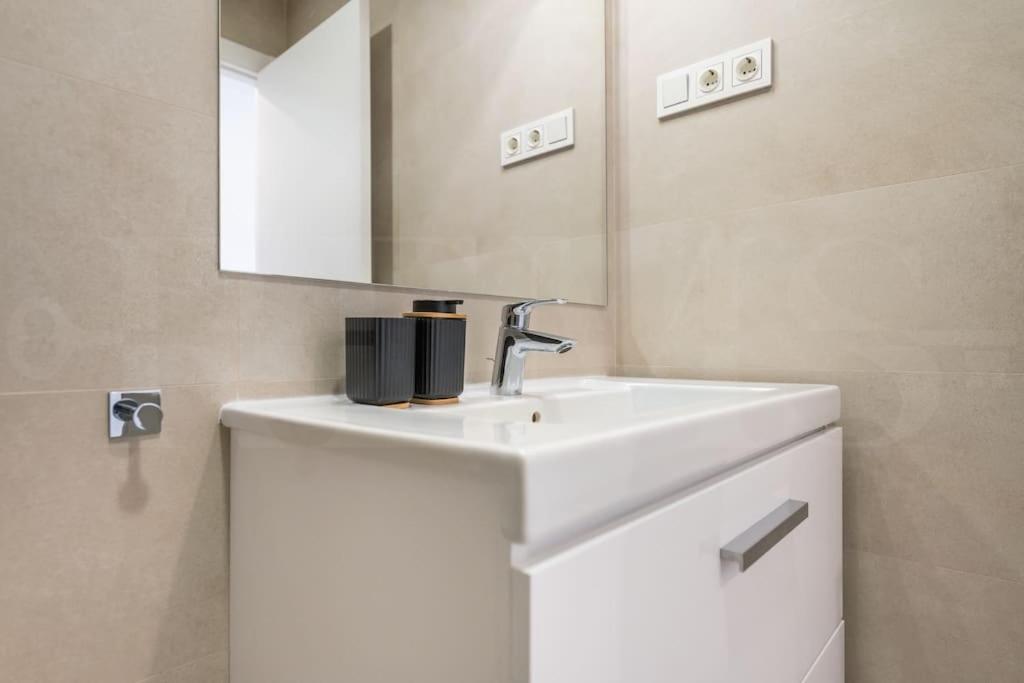 22nd Floor Modern Urban Sky With Parking & Gym By Rems Apartment Malaga