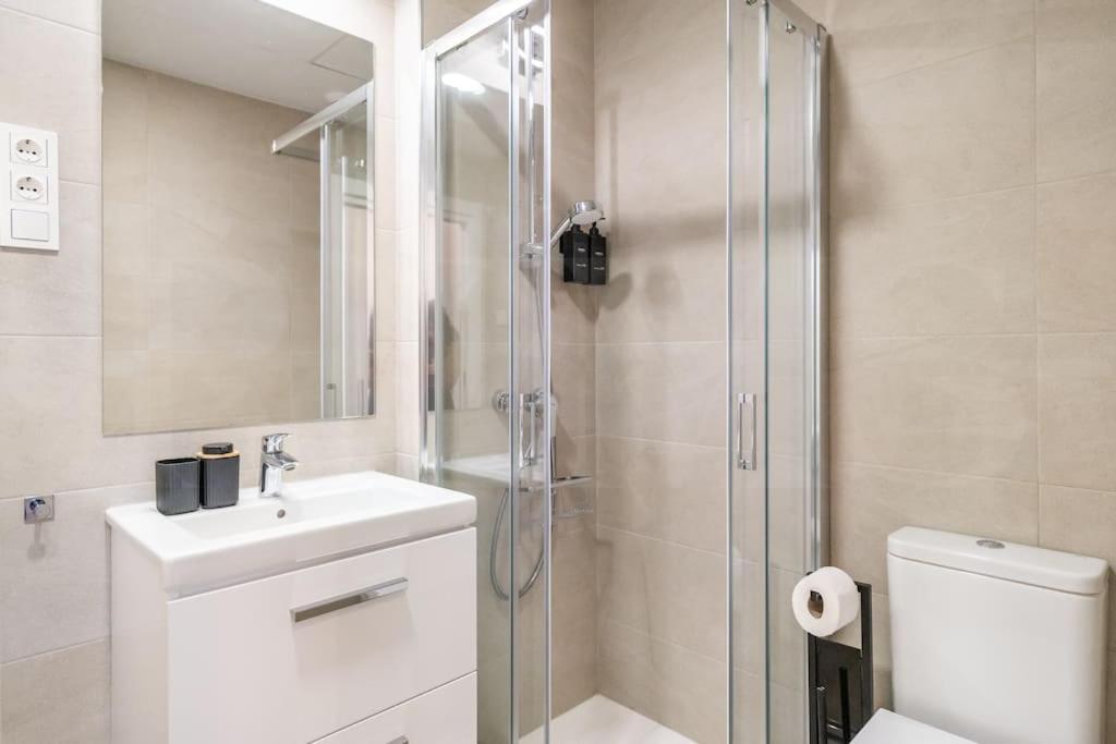Apartment 22nd Floor Modern Urban Sky With Parking & Gym By Rems Malaga
