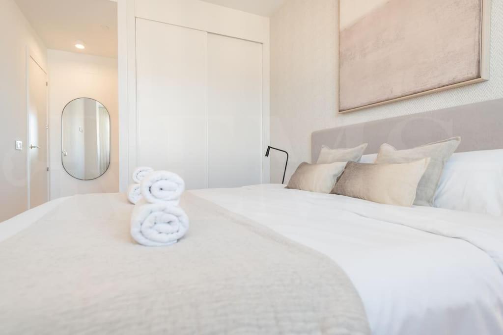22nd Floor Modern Urban Sky With Parking & Gym By Rems Malaga