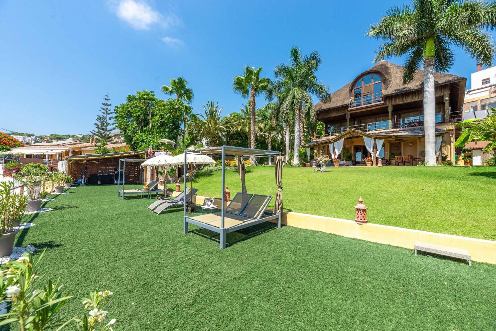 Villa Indonesian Palace Luxurious Boutique Málaga