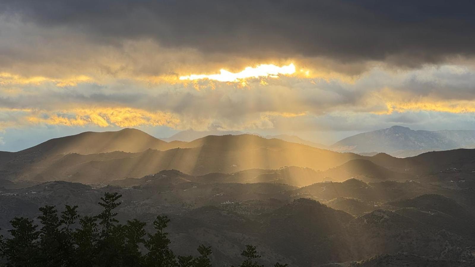 El Cielo, Cortijo En El Corazon De Montanas Villaer Málaga