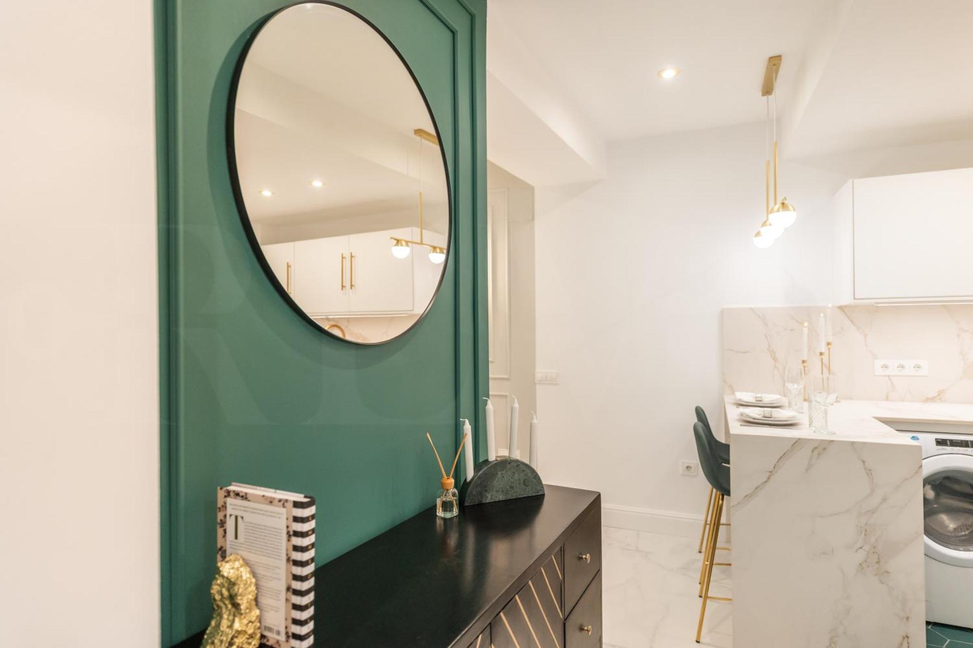 Glamorous Flat In The Heart Of By Rems *